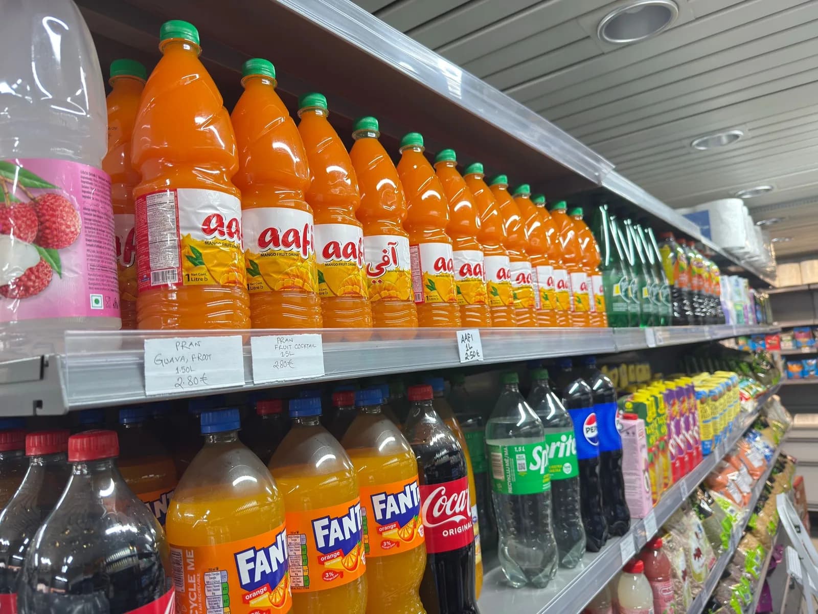 Bouteilles AAFI Mango alignées en rayon