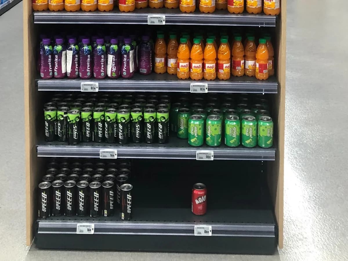 Canettes SPEED sur un présentoir de supermarché